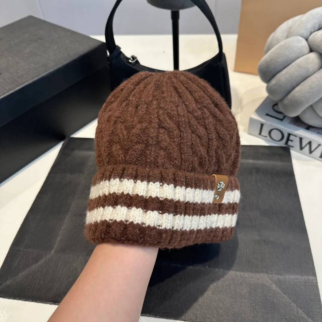 P60 Crow Heart Autumn and Winter Wool Knitted Beanie This must be the favorite of minimalism. It is clean, neat, fashionable and versatile, and will definitely not be picky about your face shape! A fashionable classic that lasts forever! Fashionable black and white can be purchased together!
